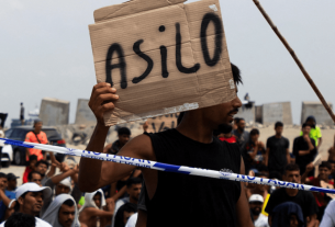 Moroccan migrants stage sit-in as thousands remain stranded in Ceuta