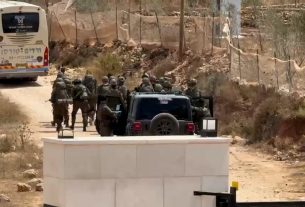 Israeli army besieges Palestinian homes in occupied West Bank